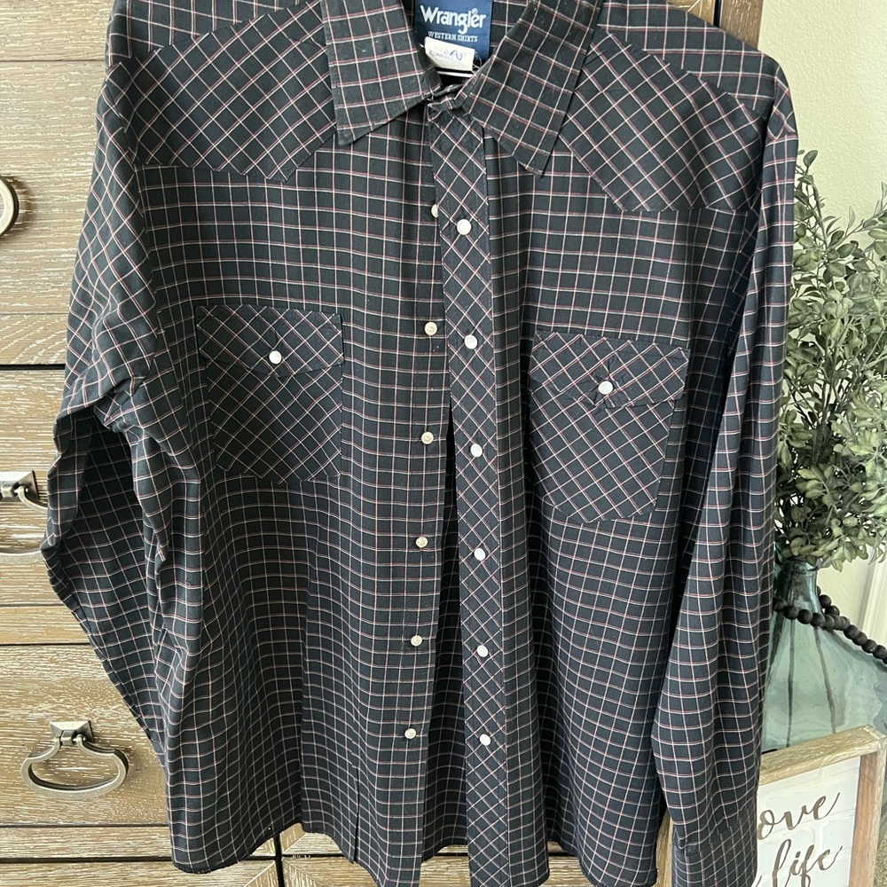 Wrangler button up long sleeve shirt